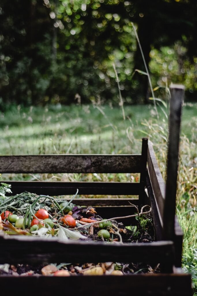 Bac de compost au jardin contenant des déchets végétaux
