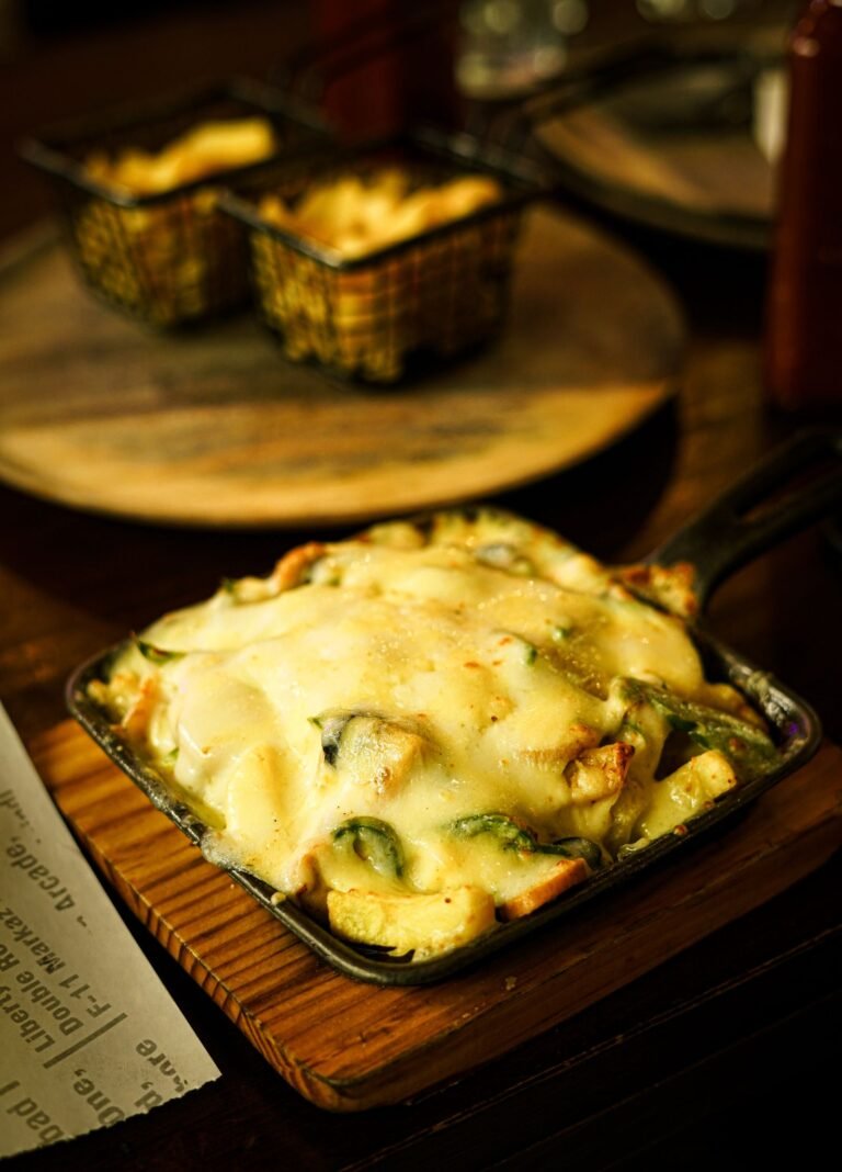 Gratin de courgettes gratiné au fromage de chèvre, servi chaud