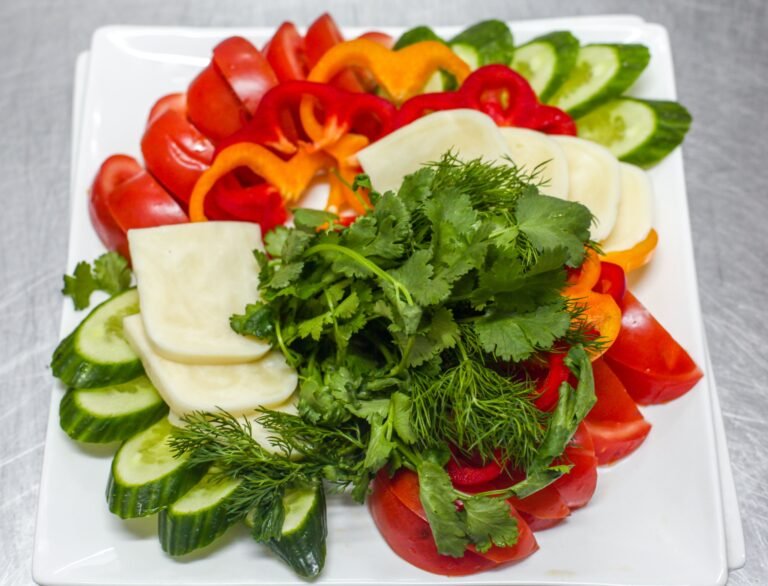 Salade de légumes frais colorés pour l'été