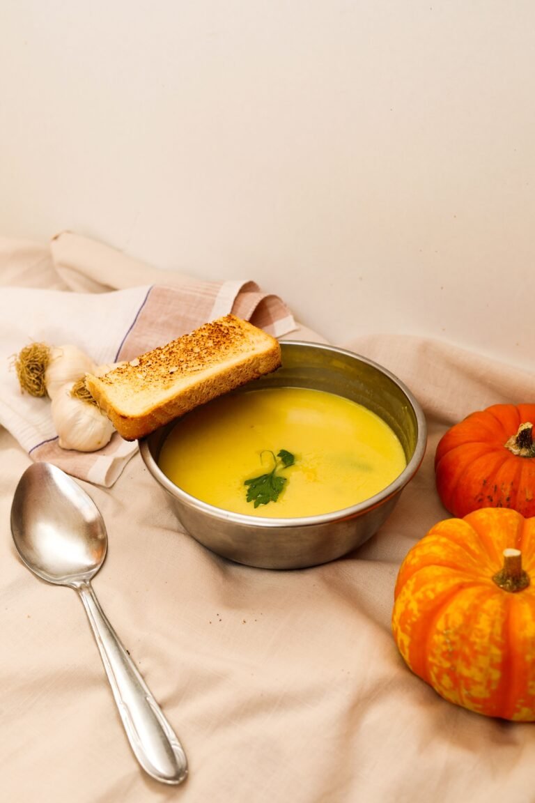 Bol de soupe de potiron avec toasts a l'ail